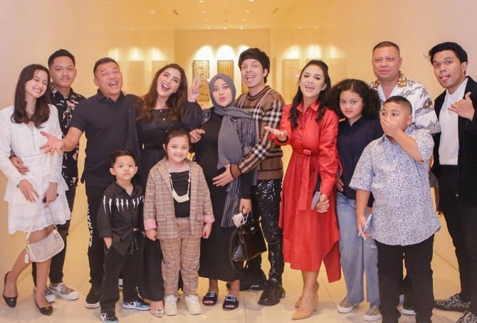 Foto Krisdayanti Dan Keluarga - KibrisPDR