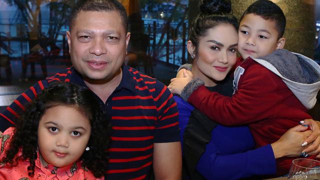 Detail Foto Krisdayanti Dan Keluarga Nomer 18