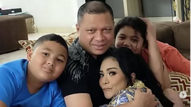 Detail Foto Krisdayanti Dan Keluarga Nomer 29