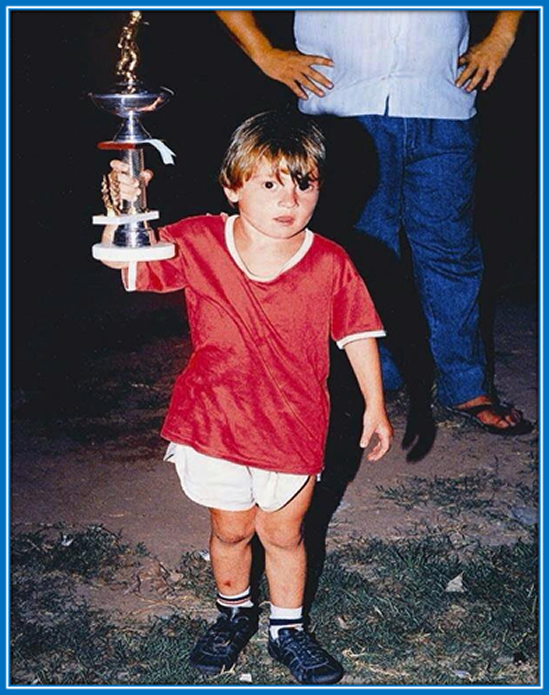 Detail Foto Lionel Messi Kecil Nomer 15