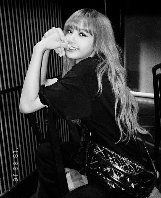 Detail Foto Lisa Blackpink Aesthetic Hitam Nomer 29