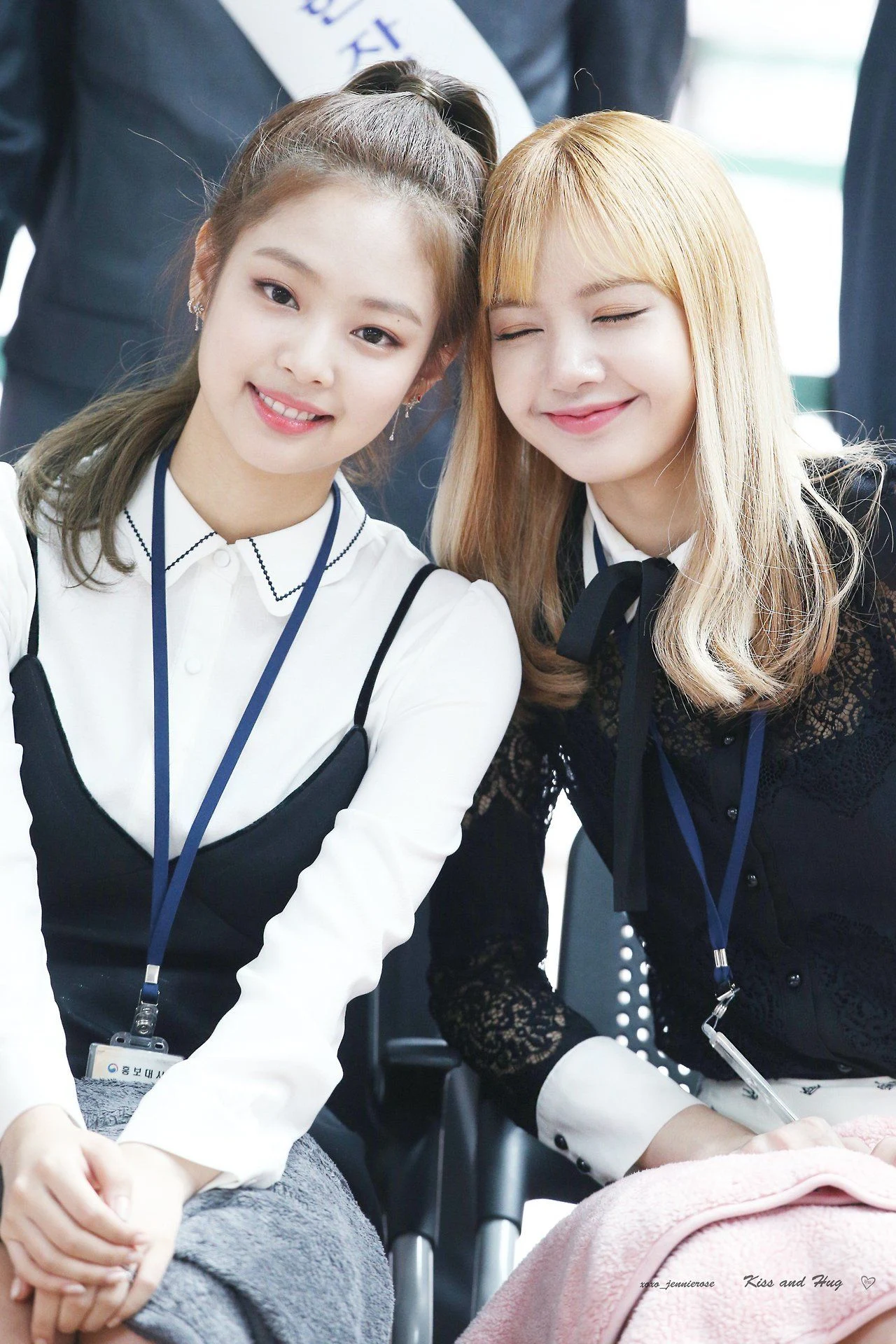 Detail Foto Lisa Dan Jennie Blackpink Nomer 13