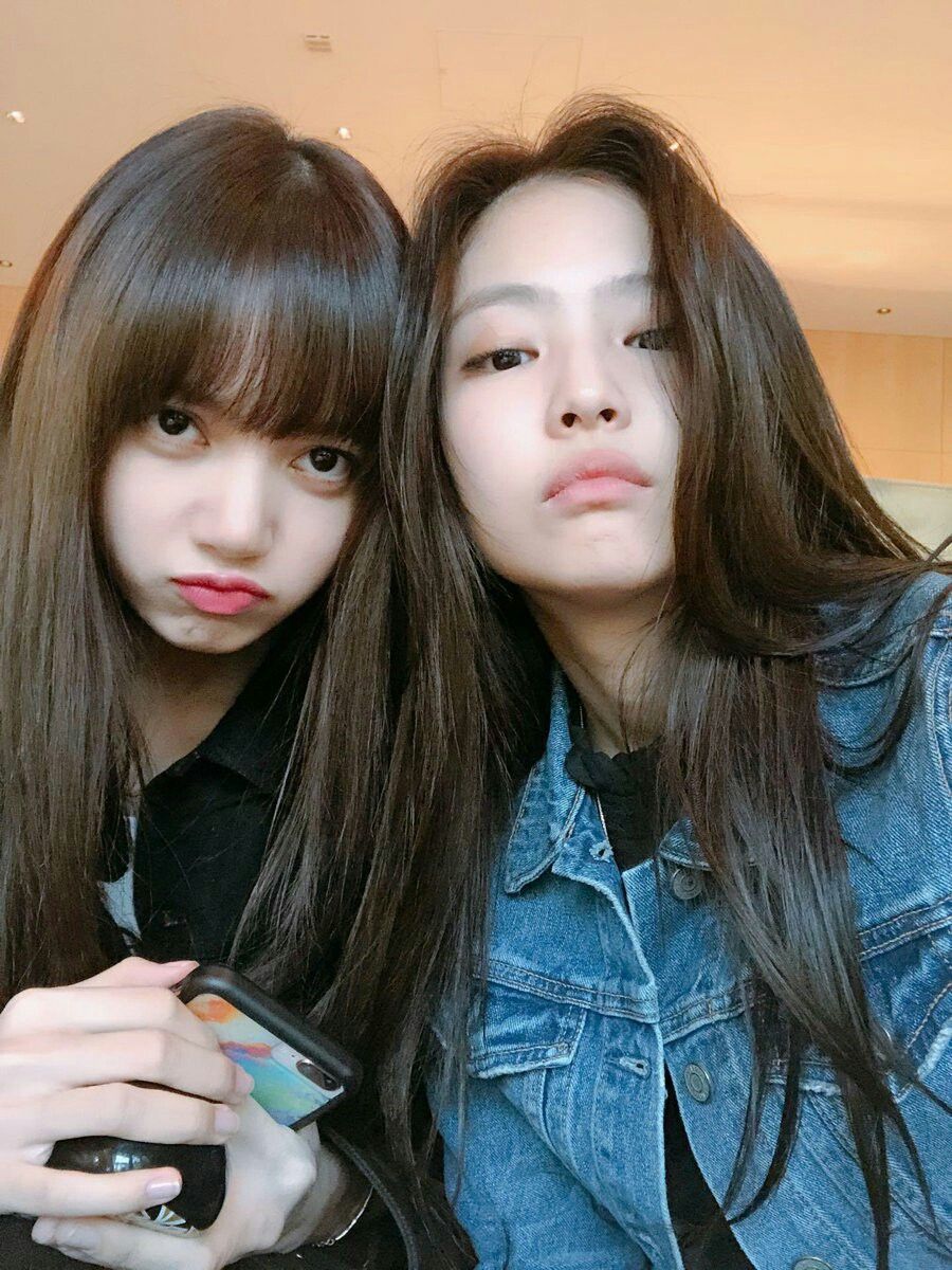 Detail Foto Lisa Dan Jennie Blackpink Nomer 3