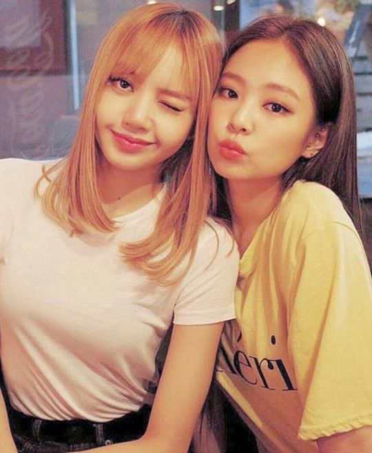 Detail Foto Lisa Dan Jennie Blackpink Nomer 8