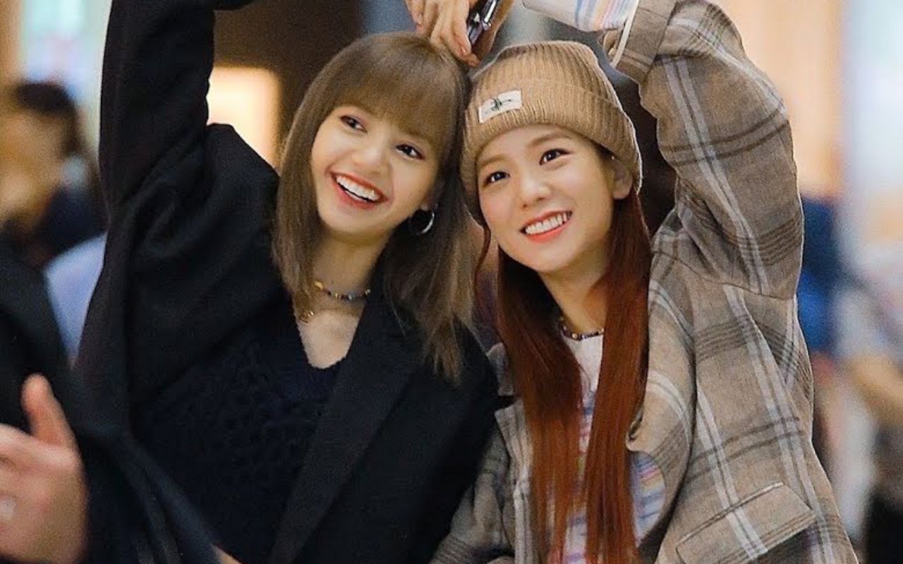 Detail Foto Lisa Dan Jisoo Blackpink Nomer 29