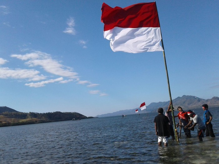 Detail Bendera Berkibar Indonesia Nomer 48