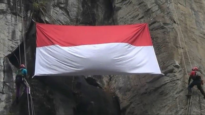 Detail Bendera Merah Putih Berkibar Nomer 35