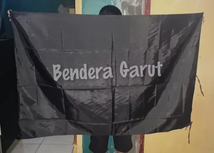 Detail Bendera Polos Hitam Nomer 33