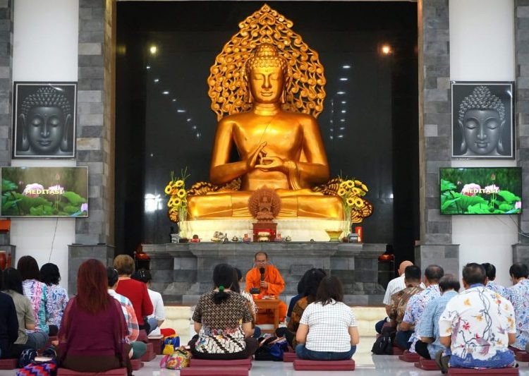 Detail Berdoa Agama Buddha Nomer 2