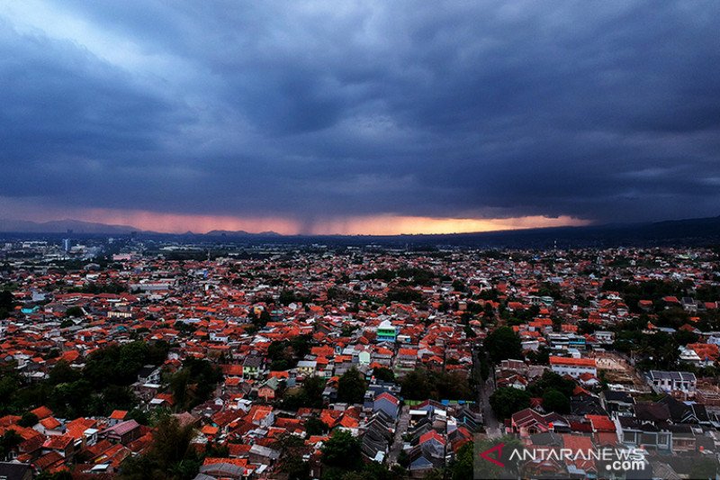 Detail Berikan Contoh Cuaca Musim Dan Iklim Yang Ada Di Indonesia Nomer 47