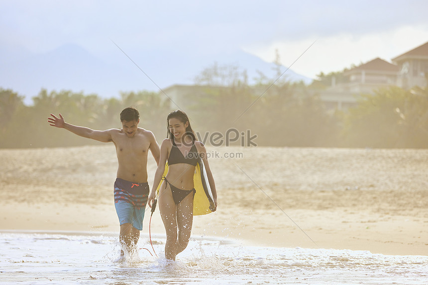 Detail Berjalan Di Tepi Pantai Nomer 24