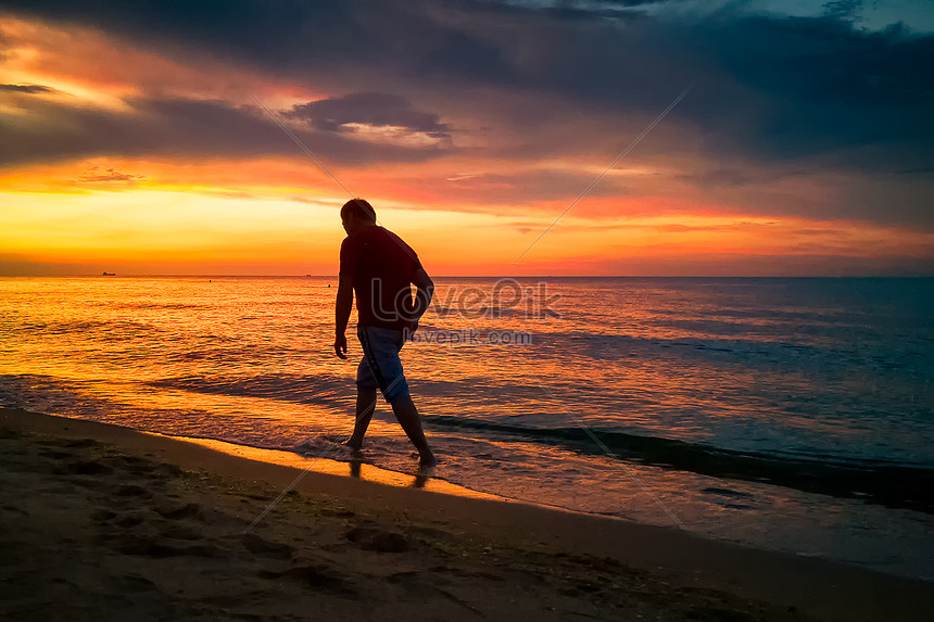 Detail Berjalan Di Tepi Pantai Nomer 4