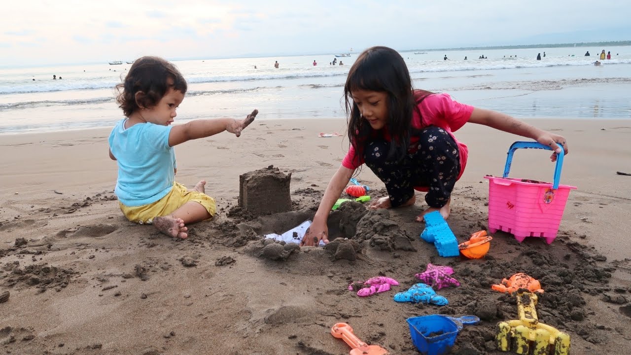 Detail Bermain Di Pantai Kartun Nomer 25