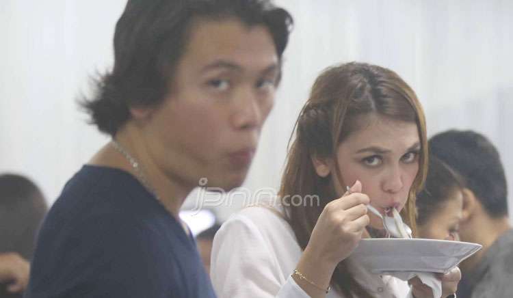 Detail Foto Luna Maya Dan Pacar Barunya Nomer 56