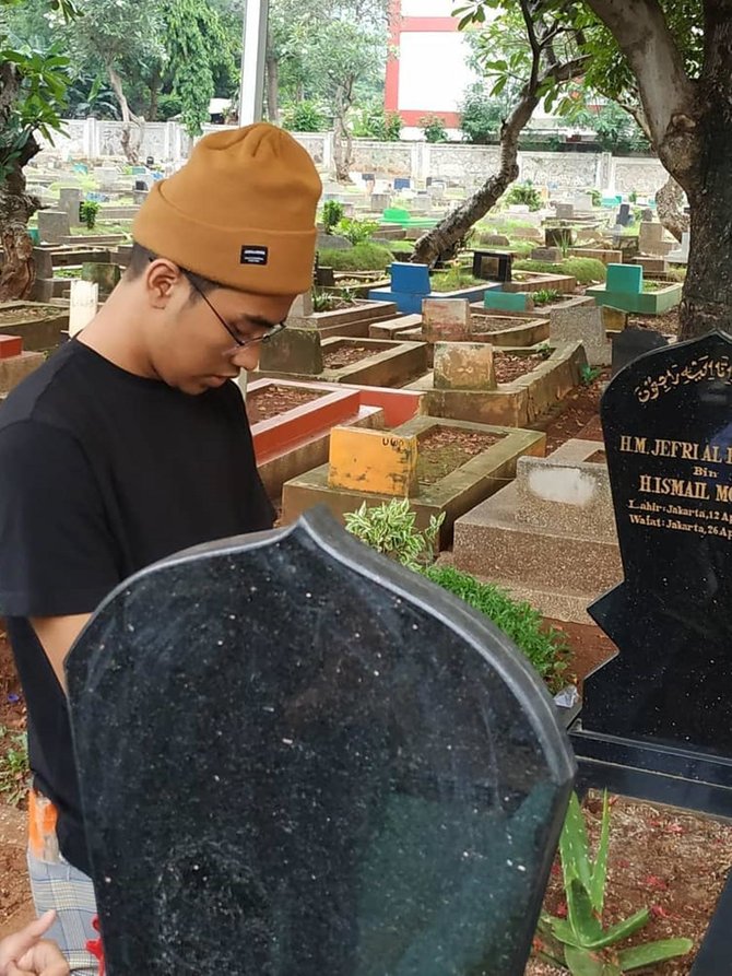 Detail Foto Makam Ustad Jefri Nomer 37