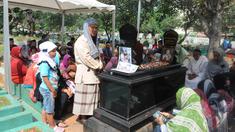 Detail Foto Makam Ustad Jefri Nomer 52