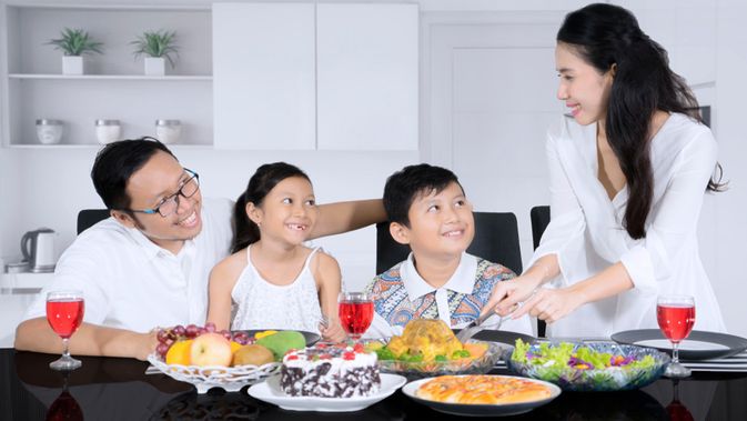 Foto Makan Bersama Keluarga - KibrisPDR