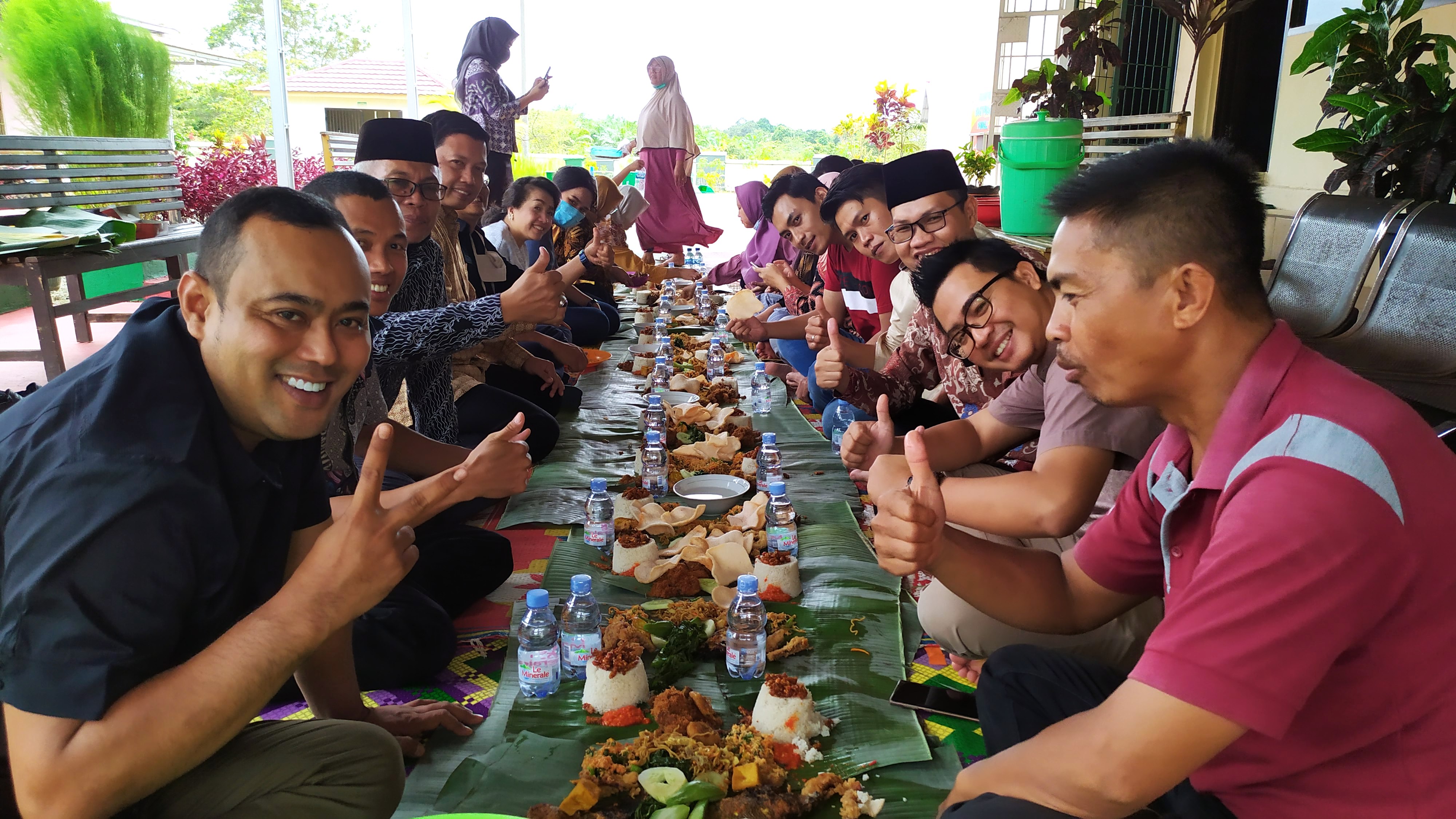 Detail Foto Makan Bersama Keluarga Nomer 36