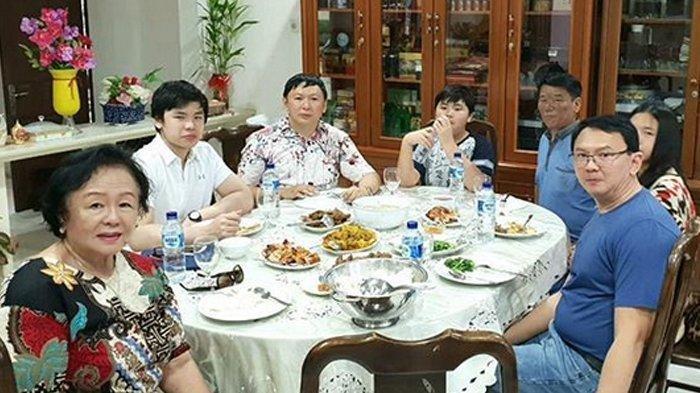 Detail Foto Makan Bersama Keluarga Nomer 56