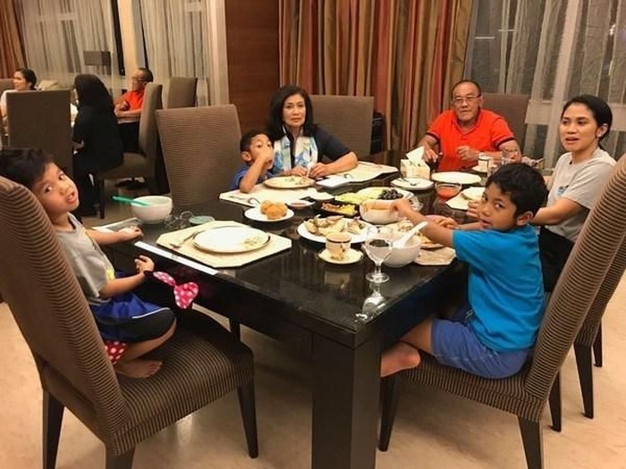 Detail Foto Makan Malam Bersama Keluarga Nomer 19