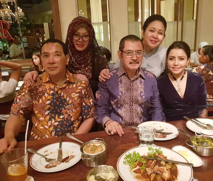 Detail Foto Makan Malam Bersama Keluarga Nomer 25