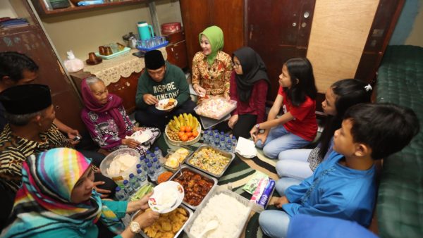 Detail Foto Makan Malam Bersama Keluarga Nomer 7