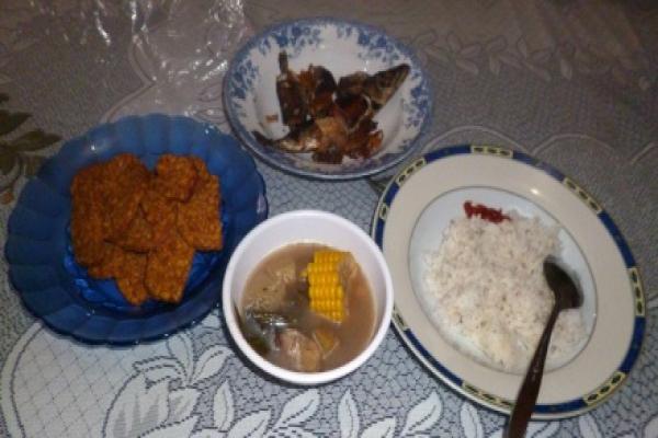 Detail Foto Makanan Di Meja Nomer 18