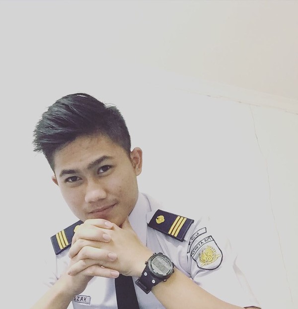 Detail Foto Masinis Ganteng Nomer 24