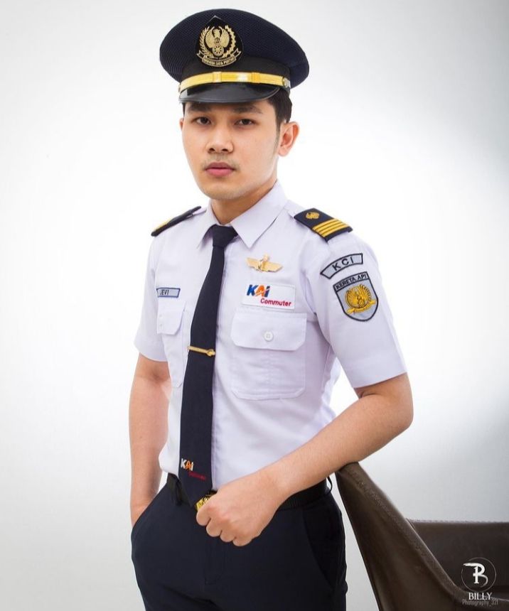 Detail Foto Masinis Ganteng Nomer 31