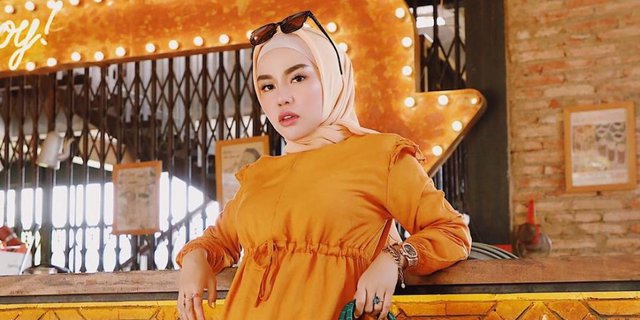 Detail Foto Medina Zein Lepas Hijab Nomer 40