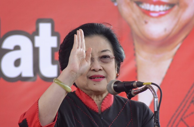 Detail Foto Megawati Gendong Jokowi Nomer 34