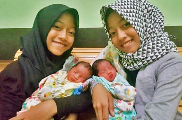 Detail Foto Melahirkan Bayi Kembar Nomer 15