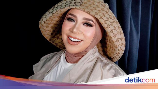 Detail Foto Melly Goeslaw Nomer 22