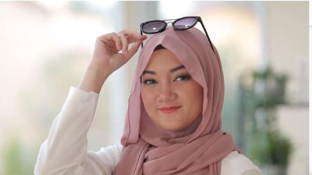 Detail Foto Memakai Hijab Nomer 29