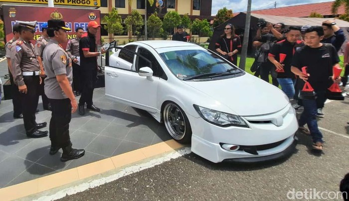 Detail Foto Mobil Balap Liar Nomer 7