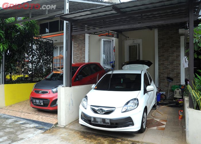 Foto Mobil Di Garasi Rumah - KibrisPDR