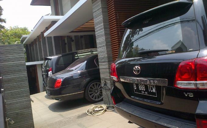 Detail Foto Mobil Di Garasi Rumah Nomer 11