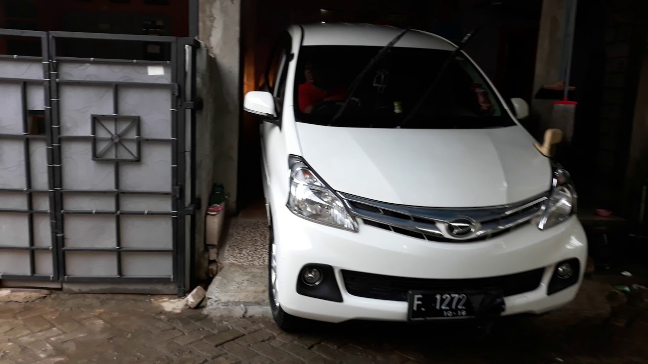 Detail Foto Mobil Di Garasi Rumah Nomer 13