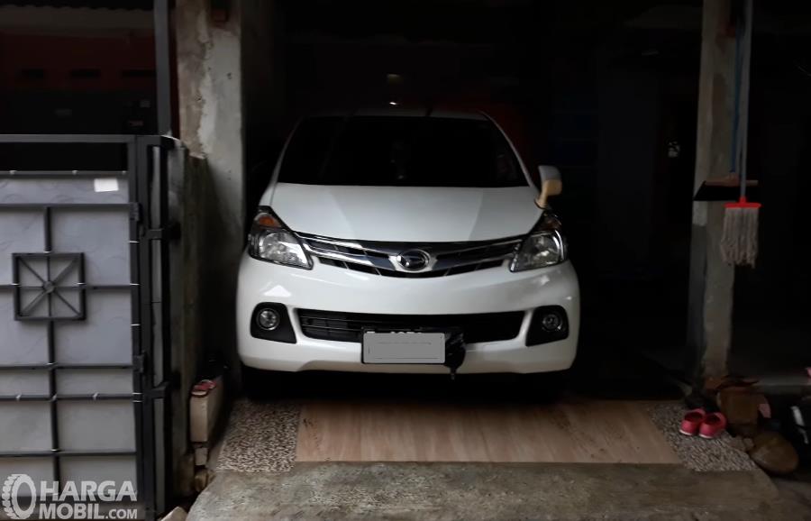 Detail Foto Mobil Di Garasi Rumah Nomer 24