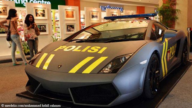 Detail Foto Mobil Polisi Lamborghini Nomer 3