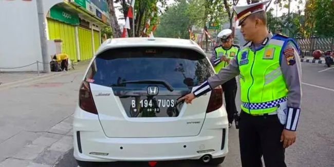 Detail Foto Mobil Polisi Modifikasi Nomer 36