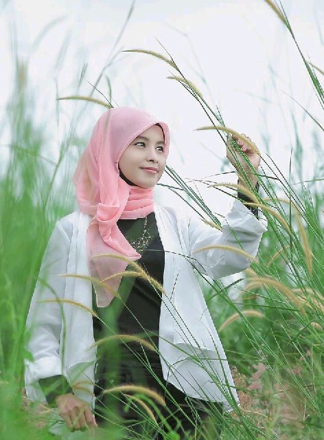 Foto Model Berhijab Di Ilalang - KibrisPDR