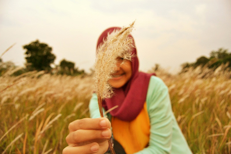 Detail Foto Model Berhijab Di Ilalang Nomer 14