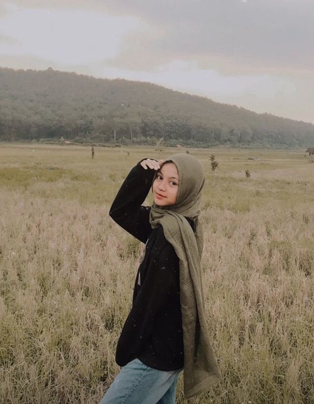 Detail Foto Model Berhijab Di Ilalang Nomer 15