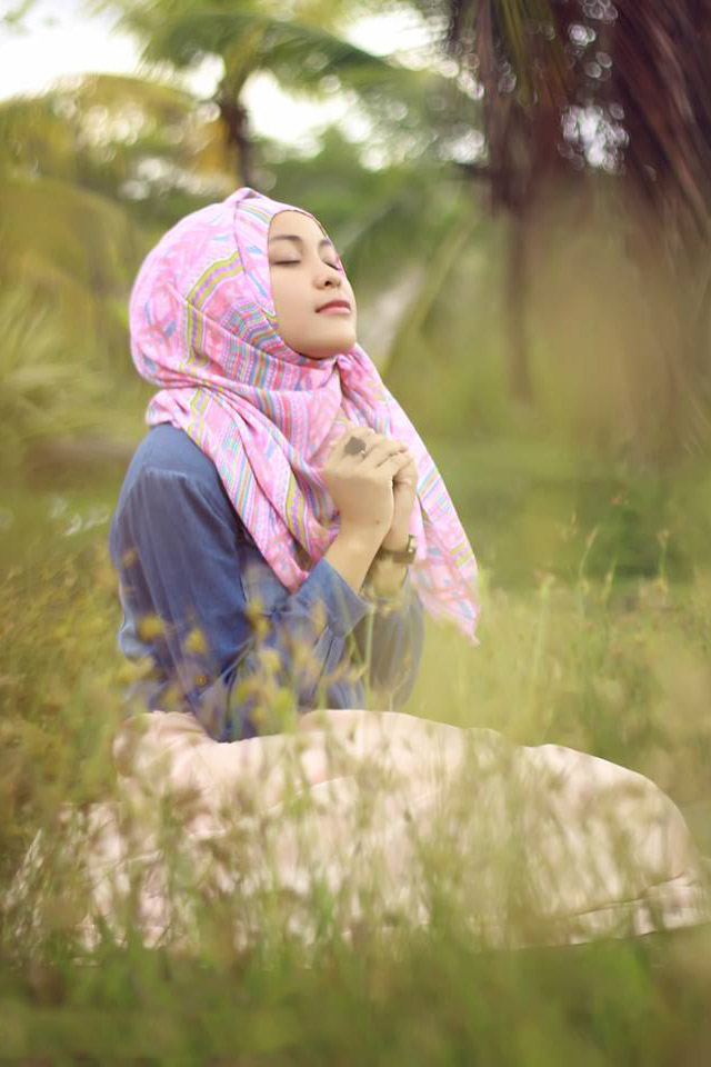 Detail Foto Model Berhijab Di Ilalang Nomer 25