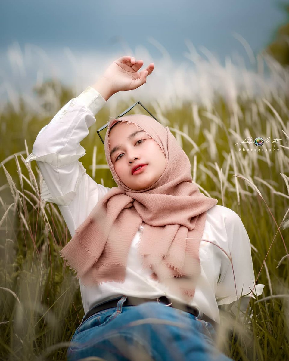 Detail Foto Model Berhijab Di Ilalang Nomer 29