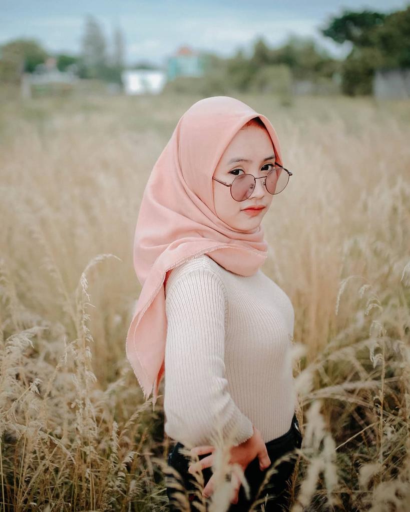 Detail Foto Model Berhijab Di Ilalang Nomer 39