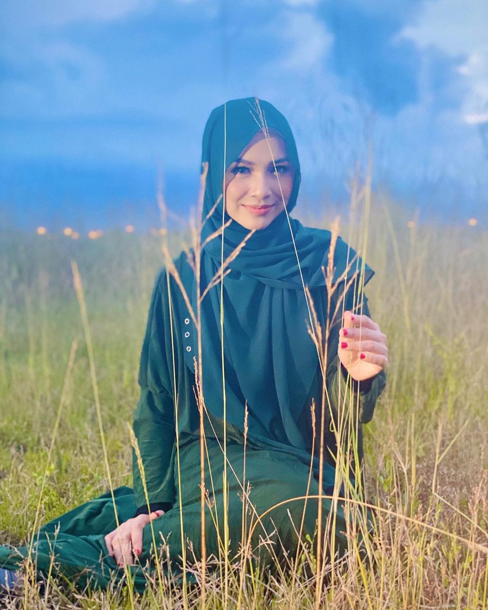 Detail Foto Model Berhijab Di Ilalang Nomer 46