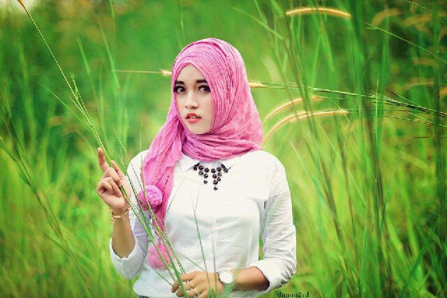 Detail Foto Model Berhijab Di Ilalang Nomer 6