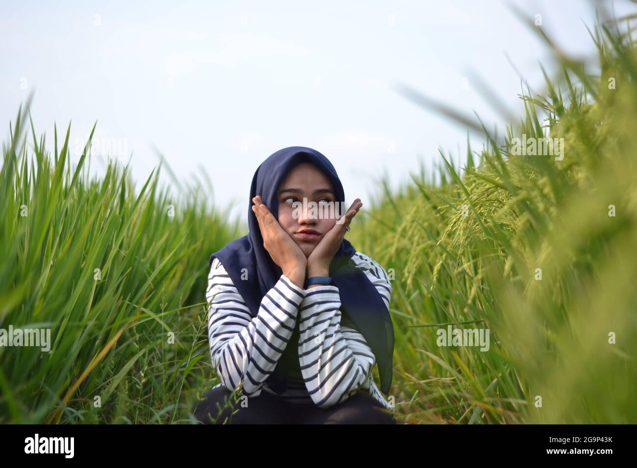 Detail Foto Model Berhijab Di Ilalang Nomer 8